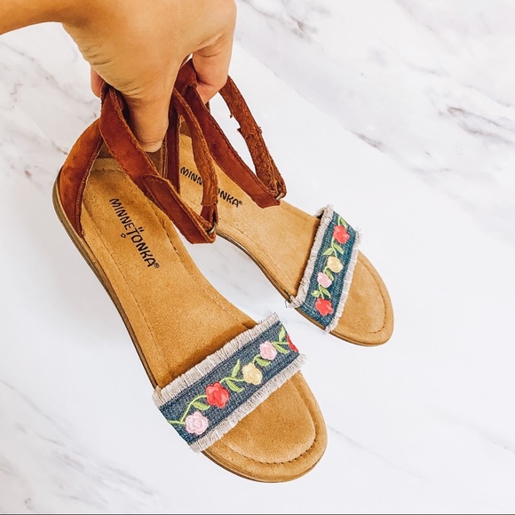 Minnetonka Other - Minnetonka Evie Blue Denim Sandals Size 4